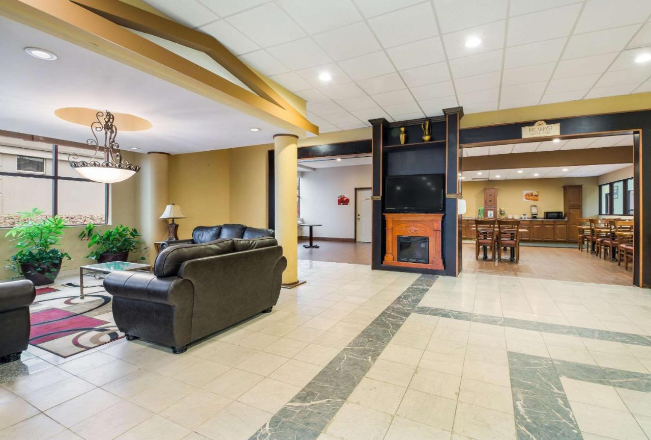 Hotel Suburban Buffalo Airport