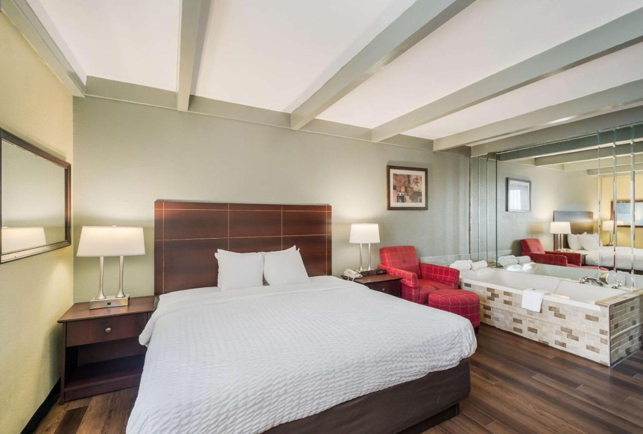 Suburban Buffalo Airport Hotel 2*