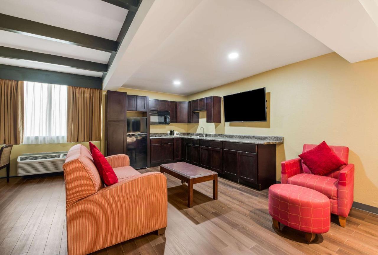 Hotel Suburban Buffalo Airport 2*